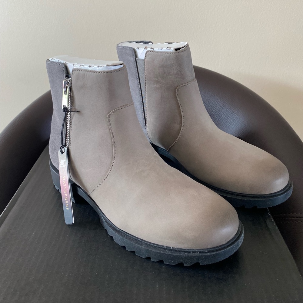 New in Box Women’s Emelie II Zip Bootie size 8.